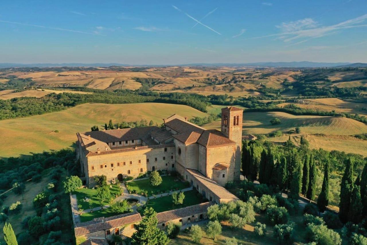 Monastero Sant'Anna In Camprena Villa Пиенца Екстериор снимка